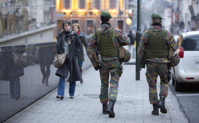 Deux soldats patrouillent dans les rues de Bruxelles.