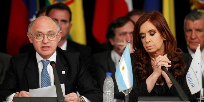 Le procureur Nisman avait accusé la présidente Cristina Fernandez de Kirchner d'avoir tenté de couvrir les preuves mettant en cause des Iraniens afin de renouer des relations diplomatiques et commerciales avec Téhéran.