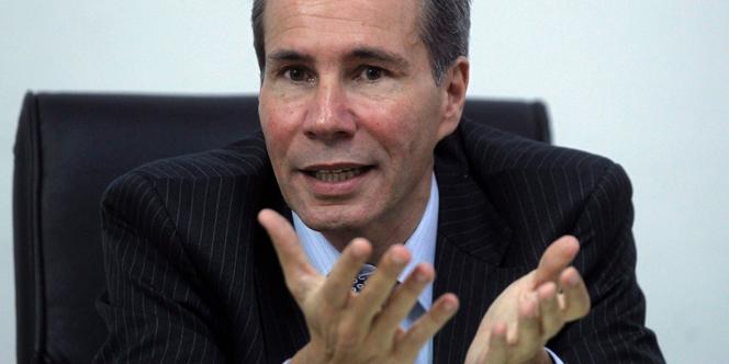 Agé de 51 ans, Alberto Nisman enquêtait depuis 2004 sur l'attentat à la bombe contre le siège de l'Association mutuelle israélite d'Argentine (AMIA) et devait être entendu dans l'après-midi par une commission parlementaire.