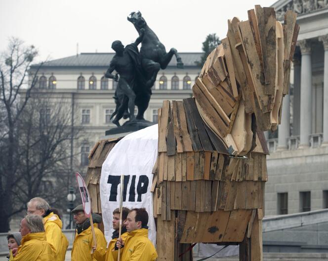 Manifestation contre le traité transatlantique à Vienne, le 20 janvier. En quelques mois, le traité transatlantique s’est transformé en épouvantail pour une opinion publique de plus en plus eurosceptique et inquiète de voir son mode de vie revisité à la sauce américaine.