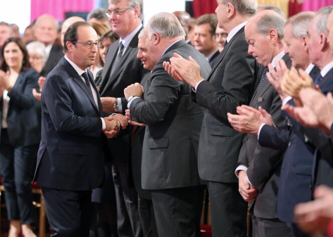 François Hollande salue Gérard Larcher et Claude Bartolone, le 20 janvier.