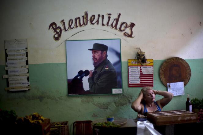 Un portrait de Fidel Castro trône dans un marché de La Havane, le 26 décembre.
