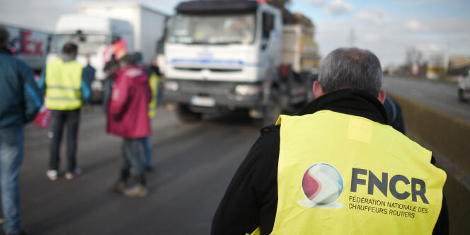 Un blocage organisé par les transporteurs routiers près de Rennes, le 19 janvier.