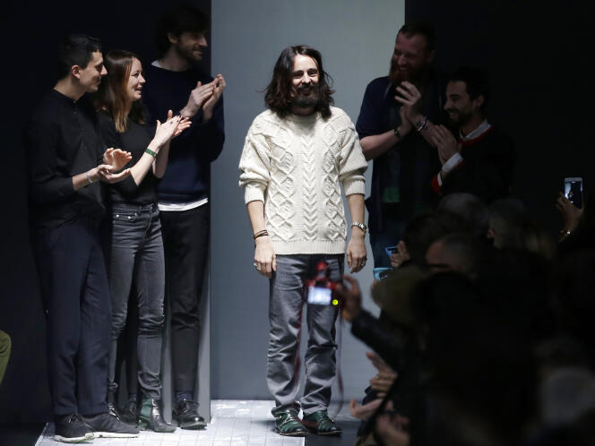 Le 19 janvier, Alessandro Michele, encore numéro 2 du studio de création, est venu saluer après le défilé automne-hiver 2015-2016 de Gucci.