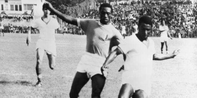 Laurent Pokou (maillot foncé) lors d'un Côte d'Ivoire-Tunisie en 1973. 