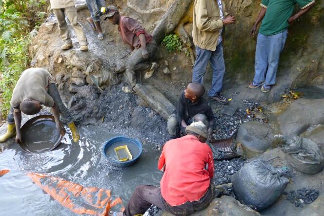 Une équipe d’orpailleurs à Musebe, l'une des rares mines en République démocratique du Congo où les ouvriers utilisent des détecteurs de métaux.