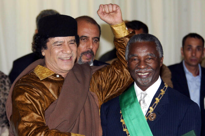 L'ancien président sud-africain, Thabo Mbeki, prend la pose après avoir reçu la médaille d'honneur du libyen Mouammar Kadhafi lors d'une cérémonie à Sirte en 2004.
