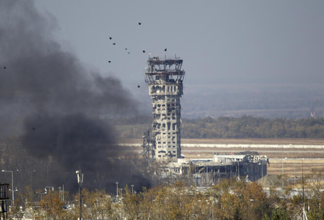 La tour de contrôle de l'aéroport de Donetsk, photographiée le 9 octobre. Elle finira par s'écrouler en décembre.