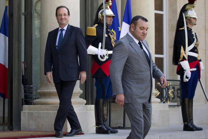Le roi Mohammed VI, premier visiteur officiel du nouveau président François Hollande, quitte le palais de l'Elysée, le 24 mai 2012.