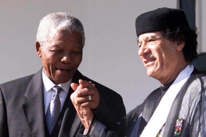 Le président sud-Africain Nelson Mandela et son homologue libyen Mouammar Kadhafi à Cape Town le 13 juin 1999.