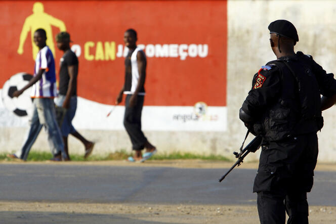 Un soldat angolais devant le village olympique de Cabinda, où étaient logés les équipes du Togo lors de la Coupe d'Afrique des nations 2010.