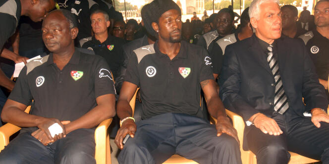 Emmanuel Adebayor (au centre), l'attaquant du Togo, lors des cérémonies d'hommage aux deux victimes, le 15 janvier 2010.