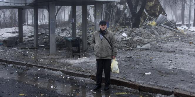 Un civil à proximité d'un arrêt de bus bombardé à Donetsk, le 20 janvier 2014.