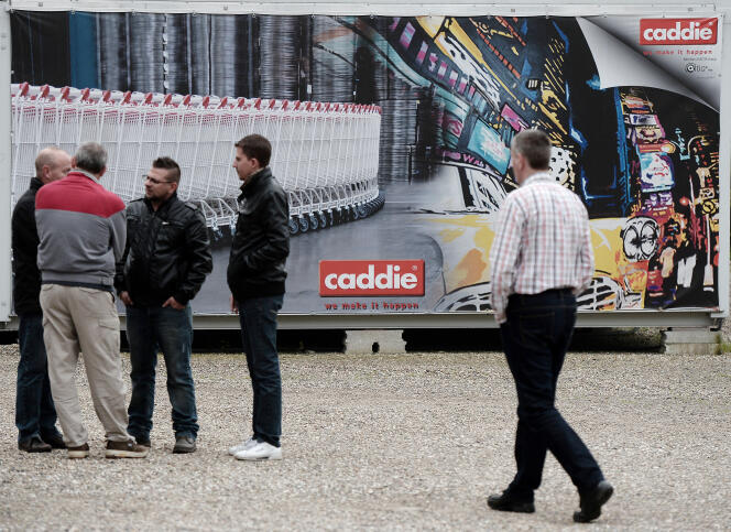 Des salariés de l’usine de fabrication Caddie attendent le verdict du tribunal de commerce de Paris sur la reprise de l’entreprise, à Drusenheim (Bas-Rhin), le 27 octobre 2014.