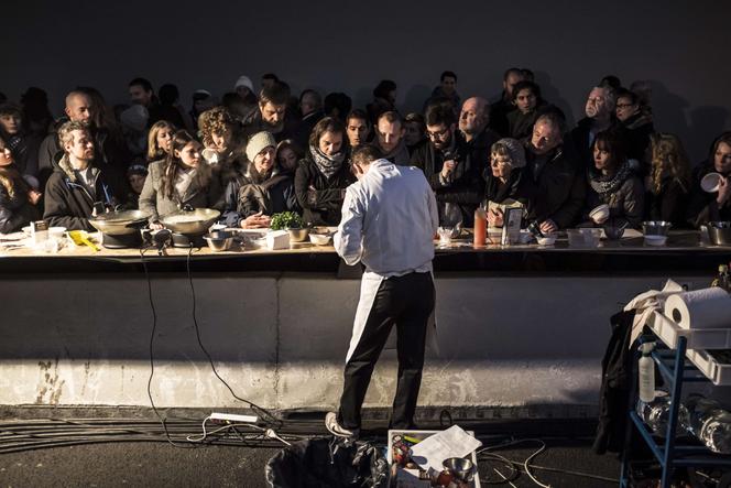 Lors de l’inauguration de la première édition de la Biennale Internationale du Goût (BIG), le 24 janvier 2015, dans le tunnel de la Croix-Rousse à Lyon, un buffet de 1,7 km a été installé dans le cadre du Salon international de la restauration, de l’hôtellerie et de l’alimentation (SIRHA). Des convives attendent.