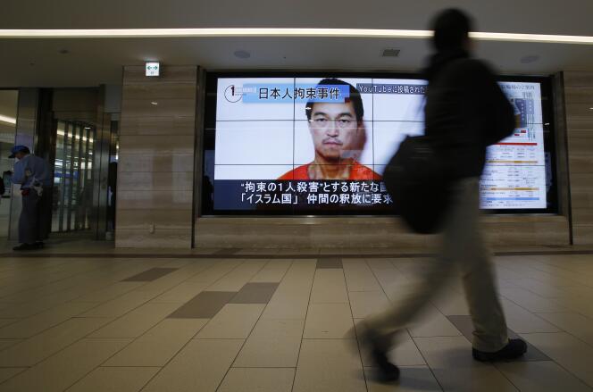 Un portrait de Kenji Goto est diffusée sur une écran à Tokyo, le 25 janvier.