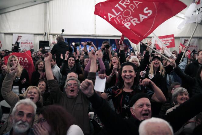 Syriza, le parti de gauche radicale anti-austérité, devance de plus de huit points le parti de droite au pouvoir, selon un sondage sorti des urnes.
