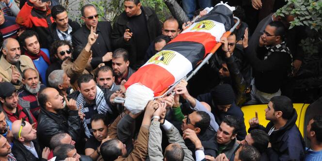 Le cercueil de Shaïmaa Al-Sabbagh, 34 ans, tuée samedi par la police.