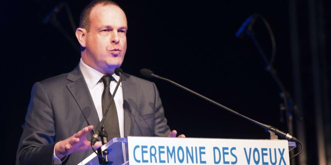 Mayor of Henin-Beaumont Steve Briois delivers a speech to present his New Year wishes, on January 25, 2015 in Henin-Beaumont.     AFP PHOTO DENIS CHARLET
