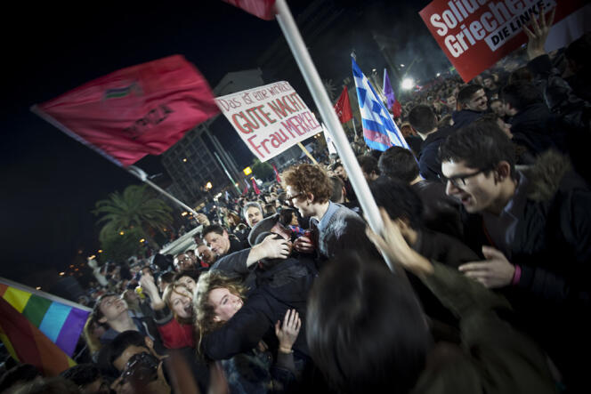 Dimanche soir à Athènes,  après la victoire de Syriza. Lundi 26 janvier, se tenait à Bruxelles une réunion des ministres des finances des 19 pays de la zone euro.