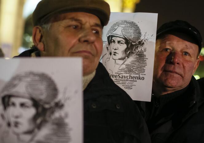 Des manifestants demandent la libération de la pilote militaire Nadejda Savtchenko, le 26 janvier à Kiev.