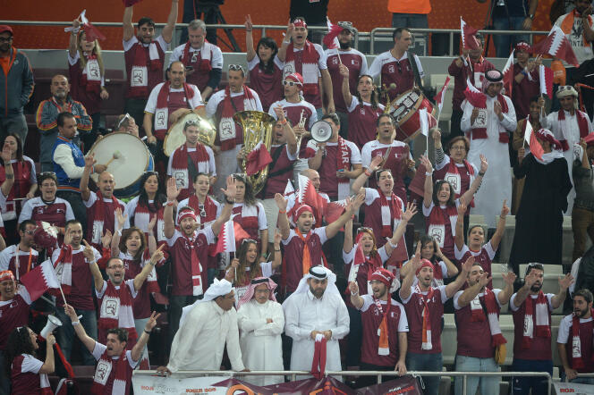 Des supporteurs qataris lors du match d'ouverture Qatar-Brésil, le 15 janvier à Doha.