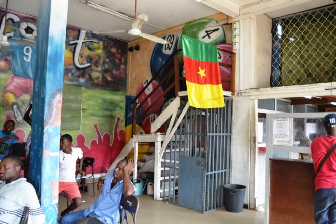 Des supporteurs camerounais attendent la victoire de leur équipe dans un bureau de paris, à Douala, 28 janvier 2015.