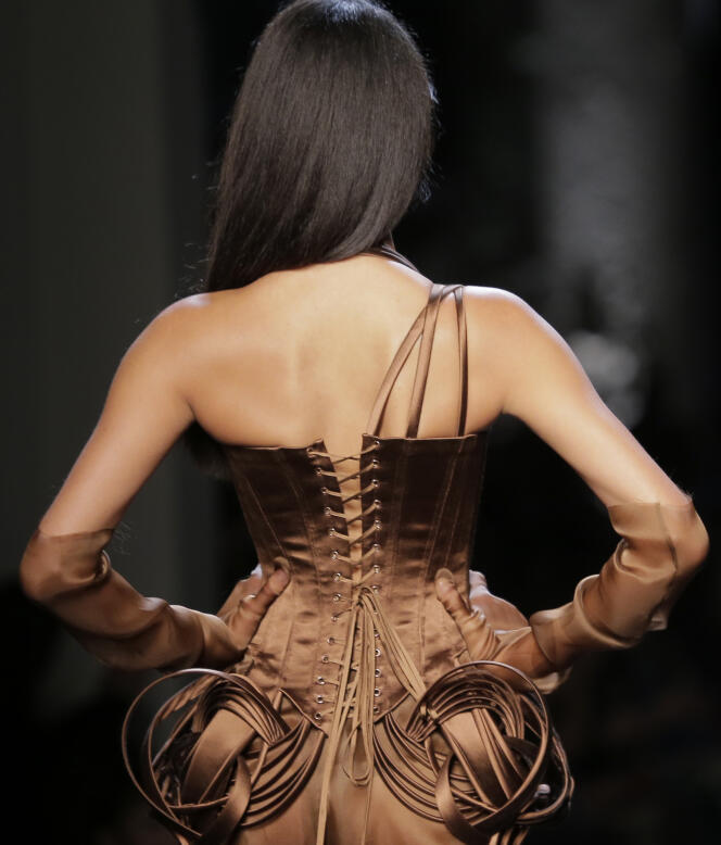 Dans les années 1980, Jean-Paul Gaultier détourne le corset, exacerbant la féminité. Ici, un modèle de la collection printemps/été 2015.