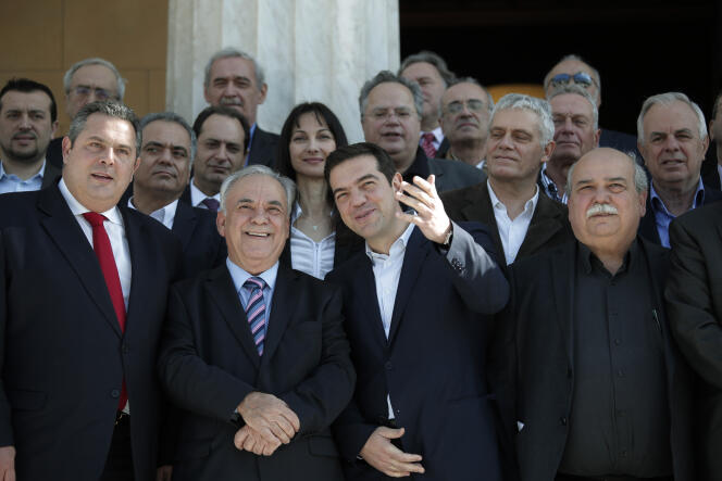 L'ensemble du nouveau gouvernement grec qui s'est réuni pour la première fois, mercredi.