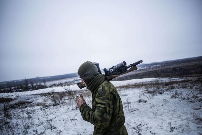 Un séparatiste pro-russe, à l'est de la ville ukrainienne de Debaltseve dans la région de Donetsk, le 28 janvier 2015.