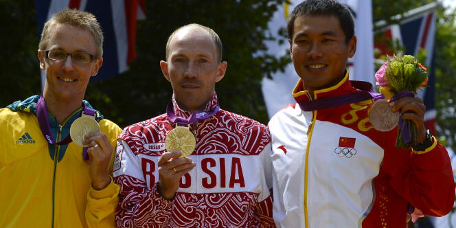 Jared Tallent (à gauche), sur le podium du 50 km marche aux Jeux de Londres, en compagnie du Russe Sergey Kirdyapkin et du Chinois Si Tianfeng, le 11 août 2012.