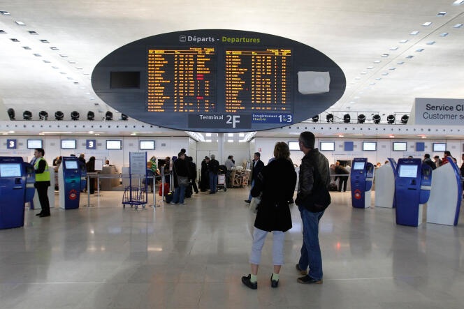 Des passagers dans un hall des départs de l'aéroport Charles-de-Gaulle de Roissy près de Paris, 6 février 2012.