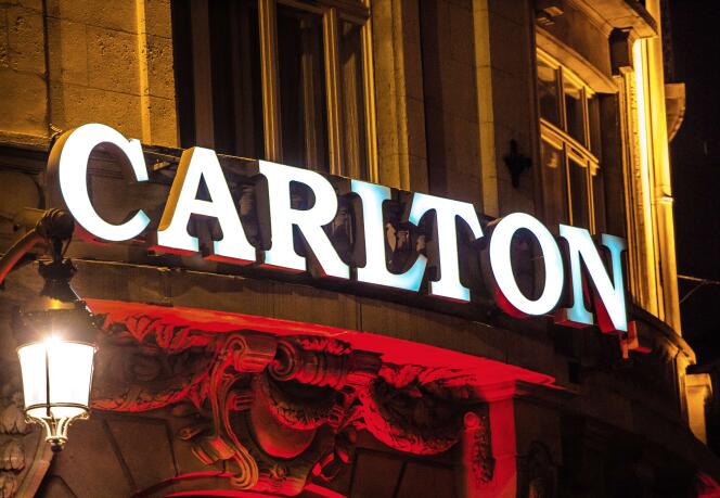 L'enseigne de l'hôtel Carlton de Lille.