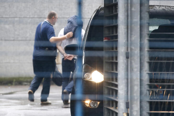Un des policiers mis en examen dans l'affaire du vol de cocaïne au 36 quai des Orfèvres, à Paris, le 6 août 2014.
