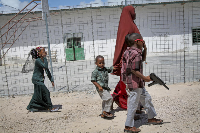 Une mère de famille avec ses enfants le 4 octobre 2014 à Mogadiscio.
