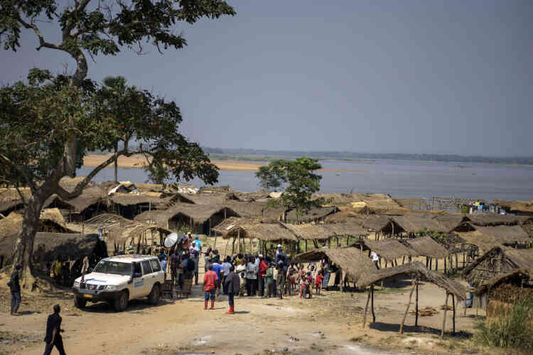 Au bord de la rivière Oubangui, à la frontière entre la République démocratique du Congo et la République centrafricaine , le Haut commissariat de l'ONU pour les réfugiés (HCR) fait face à l'arrivée de milliers de réfugiés fuyant les combats.
