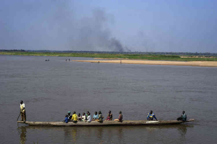 Les exilés, qui disent fuir les combats entre les milices anti-balaka (majoritairement chrétiennes) et ex-Seleka (principalement musulmanes), traversent l'Oubangui en pirogue.