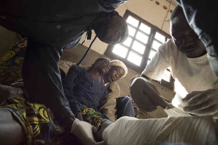 Justine, une réfugiée centrafricaine blessée à la jambe par des combattants de la Seleka, soignée à l’hôpital de Bili, en République démocratique du Congo.