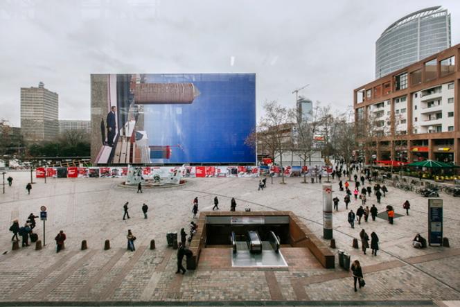 La photographie monumentale de Philippe Ramette sur l'esplanade, devant la gare de la Part-Dieu, à Lyon.