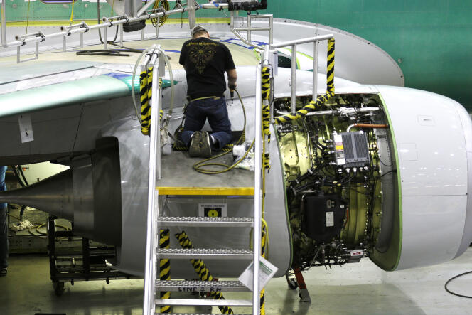 Ouvrier travaillant sur un Boeing 737, en décembre 2014.