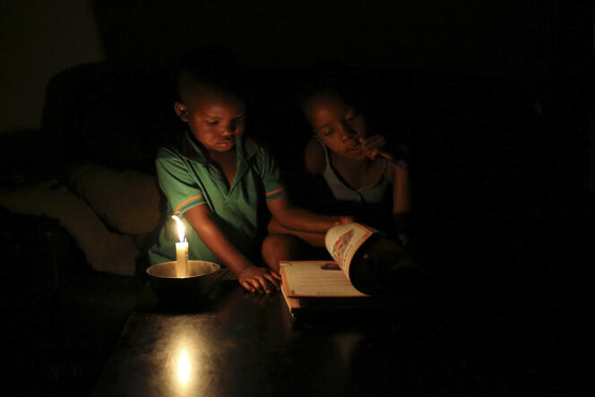 Quelque 600 millions de personnes sont encore privées d’électricité en Afrique. Ici des écoliers du township de Soweto, en Afrique du Sud, en 2015.