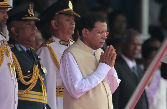 Le nouveau président sri-lankais, Maithripala Sirisena, le 4 février à Colombo, lors de la fête nationale. Pour la première fois, le chef de l'Alliance nationale tamoule, Rajavarothayam Sampanthan, a assisté à la cérémonie.