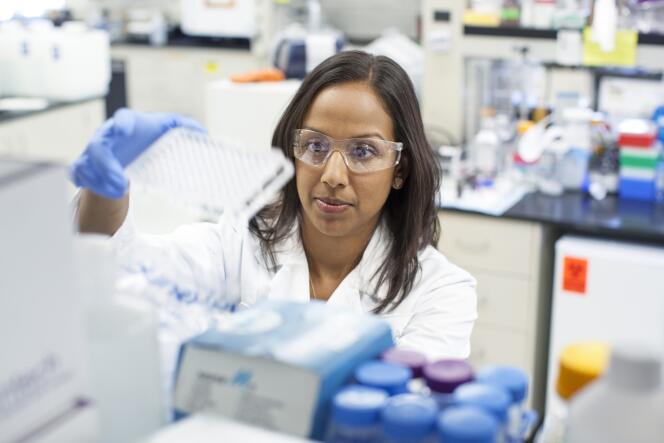 Une chercheuse au sein du laboratoire de Gilead Sciences à Foster City en Californie.