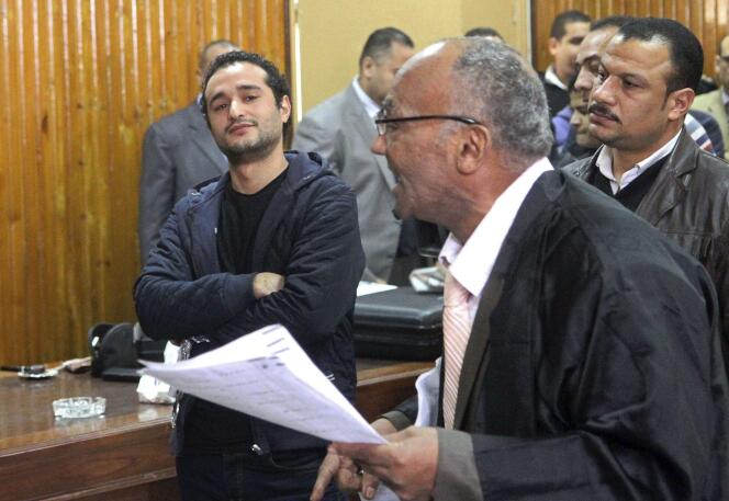 Le militant Ahmed Douma pendant son procès au Caire, le 4 février. Au premier plan, un de ses avocats.