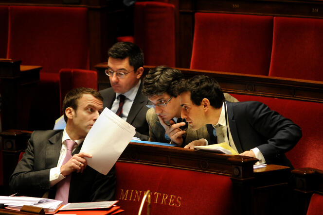 Le ministre de l'économie, Emmanuel Macron, et ses conseillers, à l'Assemblée nationale, le 29 janvier.