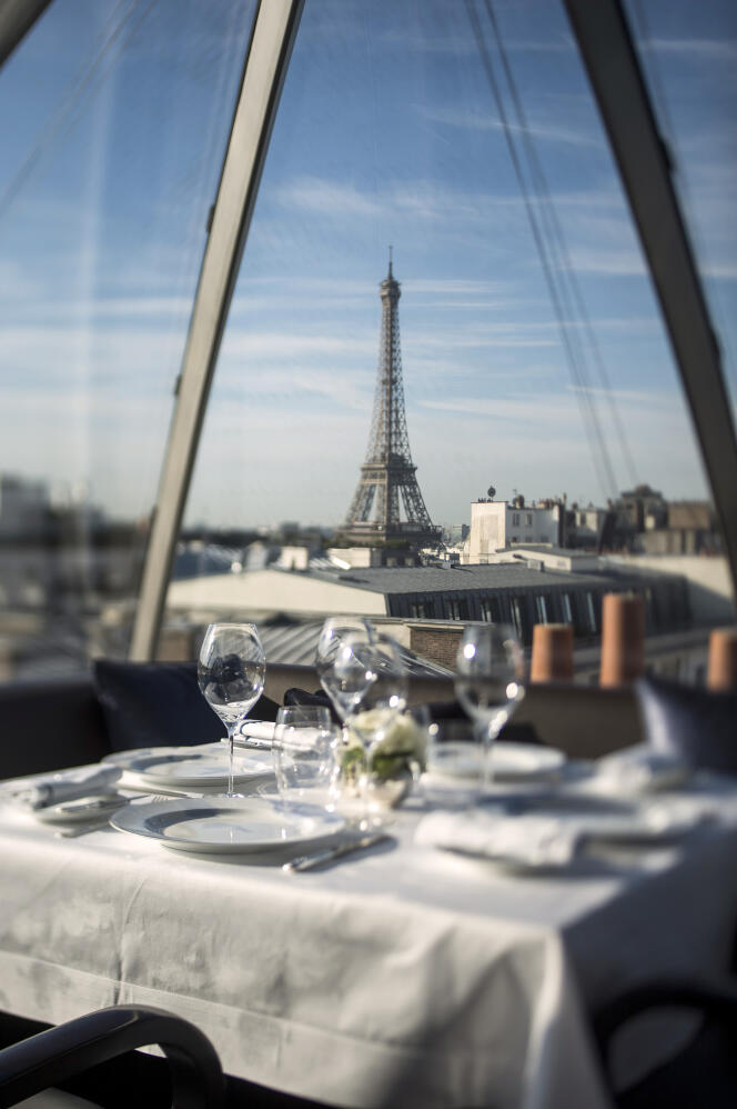 Une table du restaurant de l'hôtel Peninsula, à Paris.