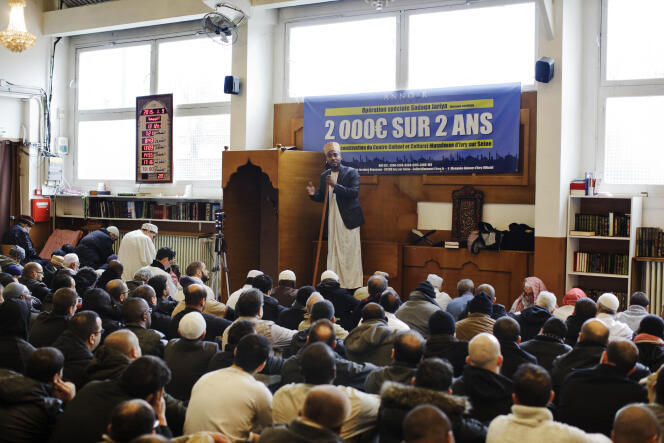Prêche de l'Imam à la Mosquée Annour  à  Ivry sur Seine (94) le vendredi 9 janvier 2015, jour de prière.