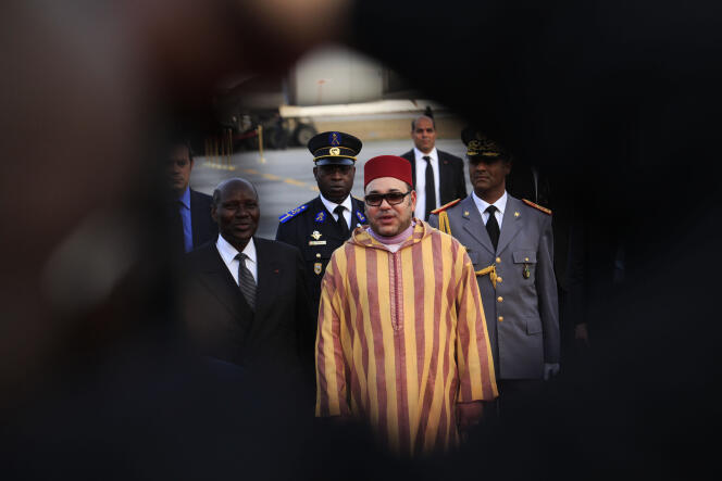 Le roi Mohammed VI, à l'aéroport international Félix-Houphoüet-Boigny, à Abidjan, le 23 février 2014.