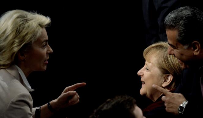 La ministre allemande de la défense Ursula von der Leyen et la chancelière Angela Merkel, le 7 février à Munich.
