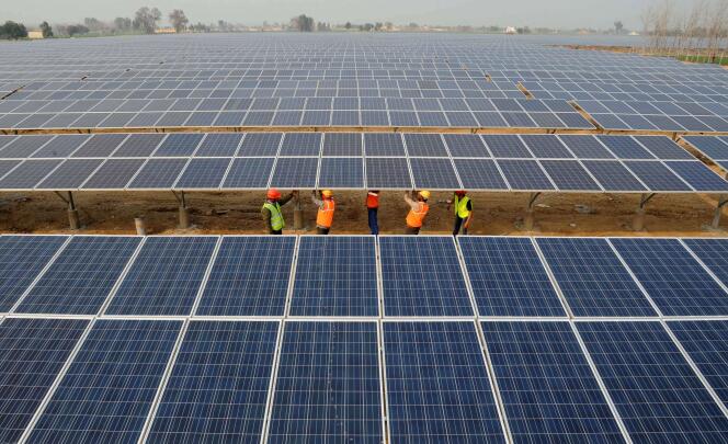 Des ouvriers indiens sur une centrale solaire en construction, le 6 février à Muradwala, dans le nord de l’Inde.